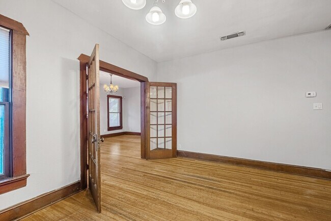 Building Photo - 4 Bedroom, 3 Bath in North Campus / Hyde Park