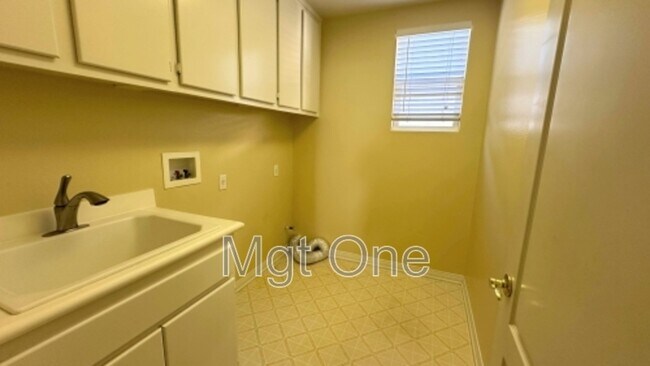 Building Photo - 7 Southern Hills Dr