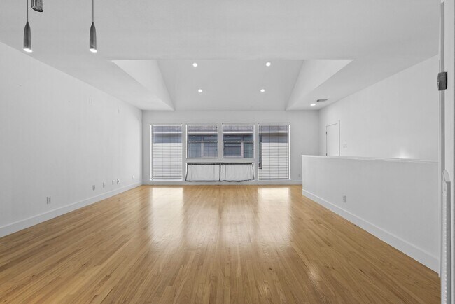 Building Photo - Contemporary Townhome Steps from Downtown/...