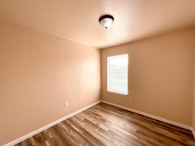 Building Photo - **APPLICATION RECEIVED** *MOVE IN SPECIAL* Spacious 3BR Two-Story Near Lackland AFB with Fenced B...