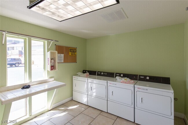 Building Photo - 753 Oakmont Ave