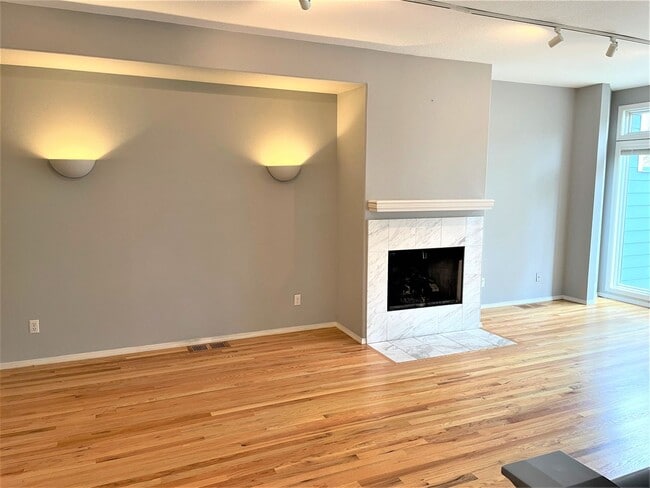 Building Photo - NW townhouse with double Master Suites, pa...