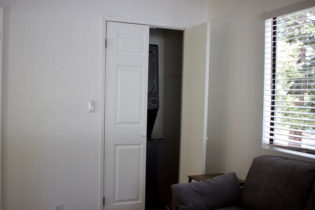 Building Photo - Charming 2 Bedroom, 1 Bath Private Single-...
