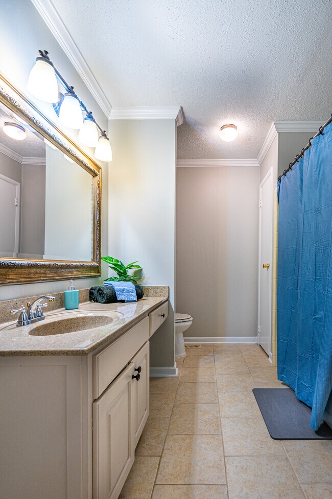 Building Photo - 10215 Melanie Dr SE