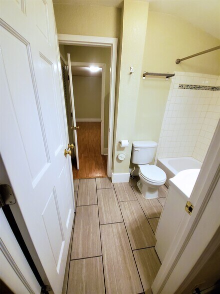Walk-Through Bathroom to Master Bedroom. - 1209 Pine St