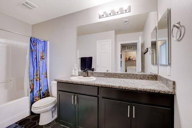 Building Photo - Stunning 3 Bed Home with Loft, Den & Upgraded Kitchen