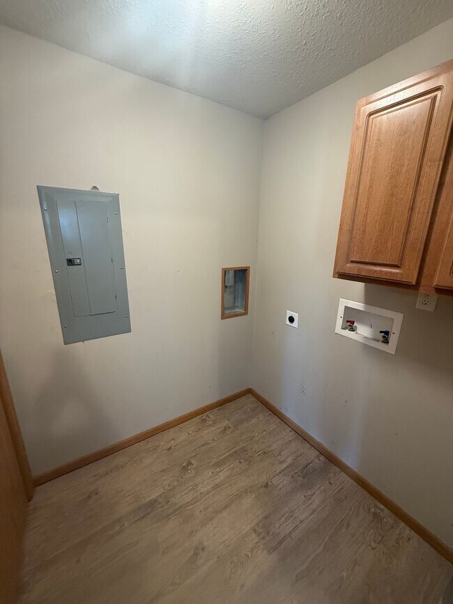 Building Photo - Spacious 3 bedroom, two level duplex in Raymore with new flooring!
