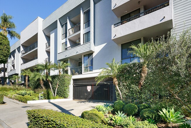 Building Photo - 906 N Doheny Dr