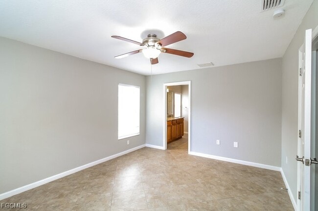 Building Photo - 2556 Traverse Ave