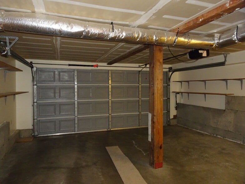 Building Photo - Charming Large 2-Bedroom Condo in the Hear...