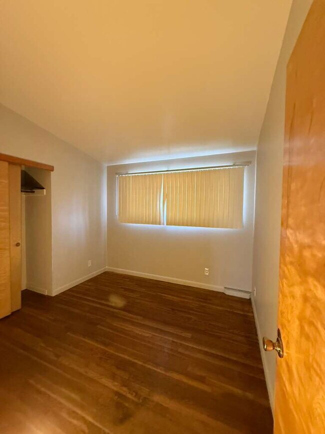 Building Photo - "Charming 3-Bed, 1 bath Sanctuary on Hallstead Drive - A Cozy 1189 Sq. Ft. Gem in St. Louis!"  No...