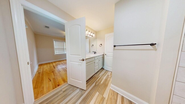 Building Photo - Totally Updated Home on Oak Bowery