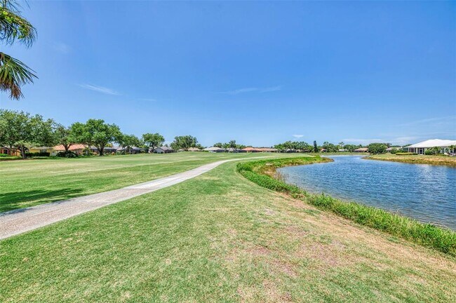 Building Photo - 549 Fallbrook Dr