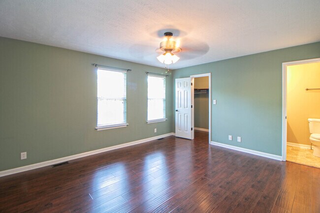 Building Photo - 570 Somerset Ln