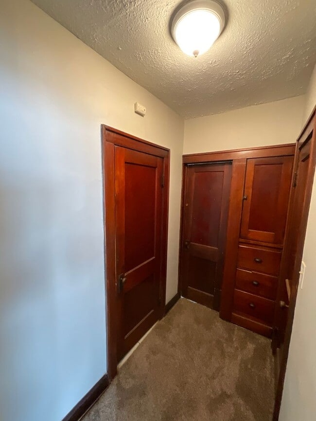 Building Photo - 9613 Sladden Ave