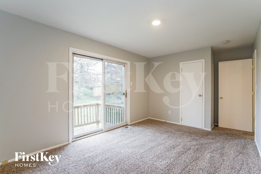 Building Photo - 104 E Oak St