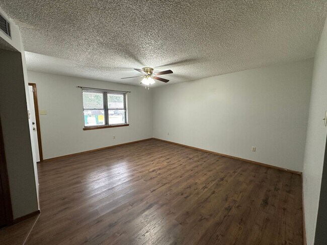 Building Photo - Introducing a charming 3-bedroom, 2-bathroom home located in Russellville, AR
