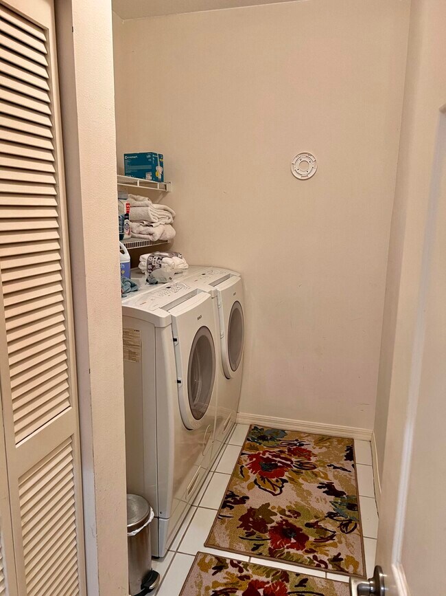 Building Photo - 602 Sabal Palm Ln