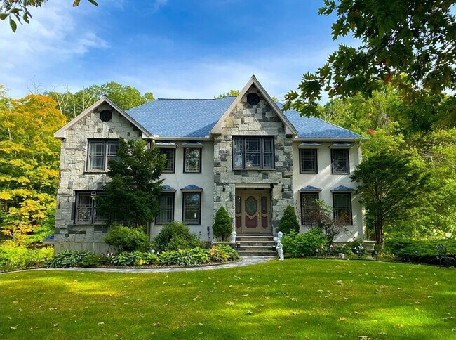 Building Photo - 340 River Rd