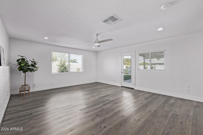 Building Photo - 424 E Fillmore St