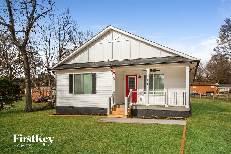 Building Photo - 621 E Mills Dr