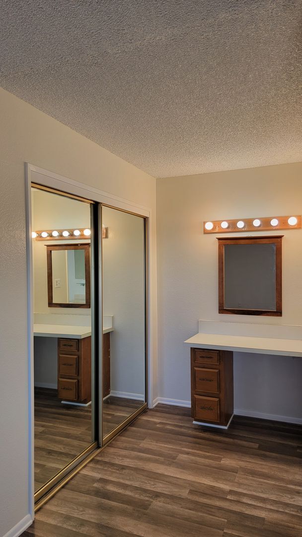 Building Photo - Nice 3 bedroom / 2 bathroom House with lots of natural lighting