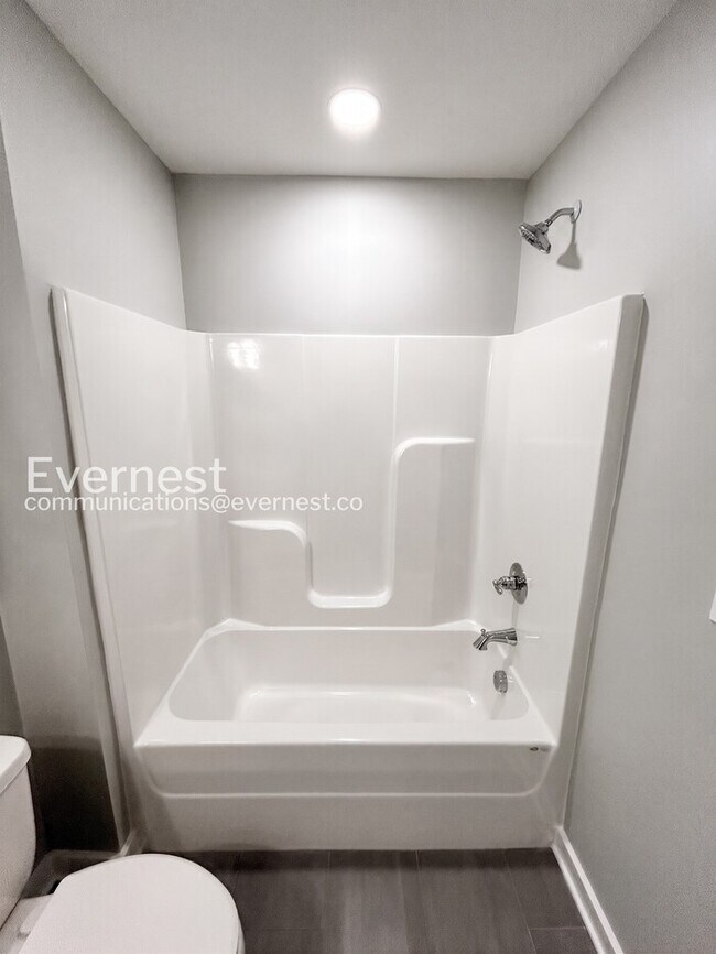 Building Photo - Limited Time Special Offer / 2 Bed/2.5 Bath Townhome with Off-Street Parking / Pet-Friendly / Ava...