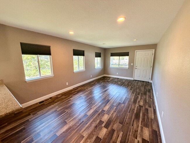 Building Photo - Updated 2 Bedroom 1 Bathroom in Grass Valley