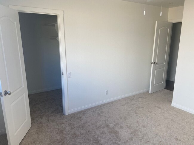 Building Photo - Beautiful, Updated 3 Bed/2 Bath in Highly Desired San Carlos!