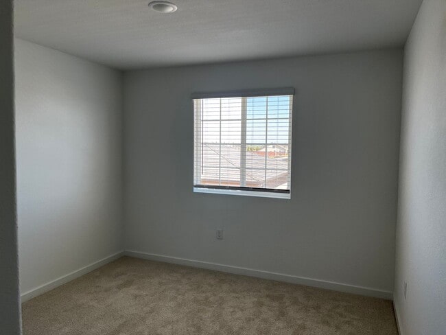 Building Photo - Beautiful New 3 Bedroom, 2.5 Bath, 1856 Sq...