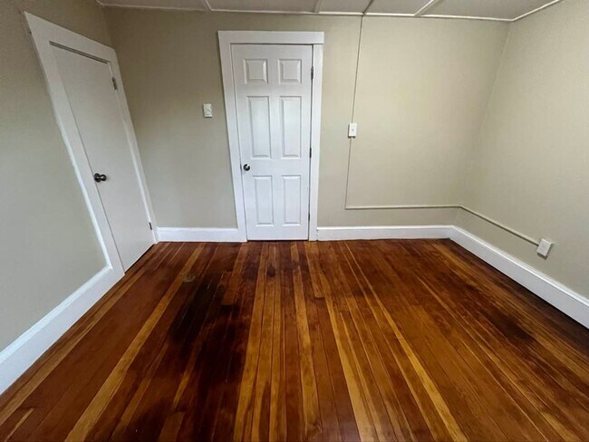 Building Photo - Gorgeous 1-bedroom, Second floor! Apartmen...