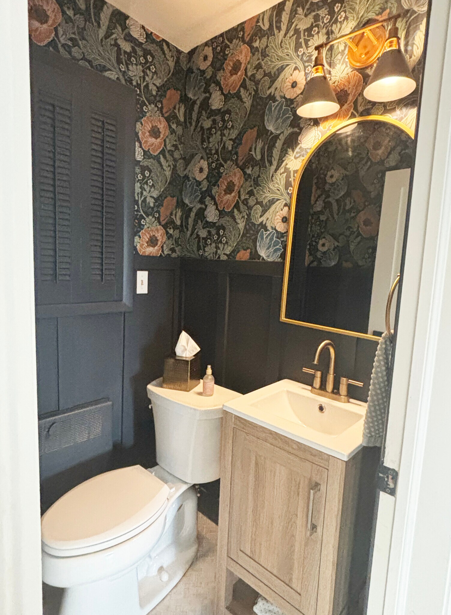 powder room - 6120 N Kent Ave