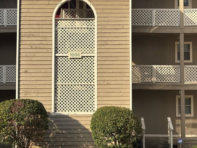 Building Photo - 1006 Brookhollow Dr