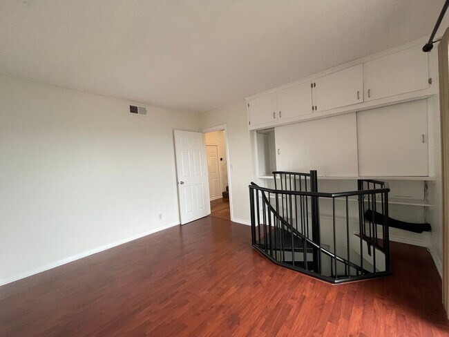 Building Photo - Gorgeous 5 Bed House - Amazing View!