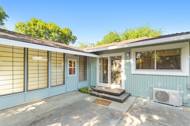 Building Photo - 4 Bedroom 3 Bathroom in Central Davis - Immediate Move-In