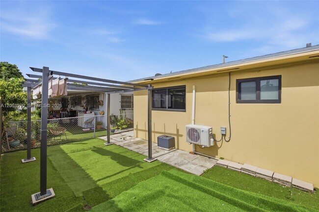 Building Photo - 2627 SW 29th Ave