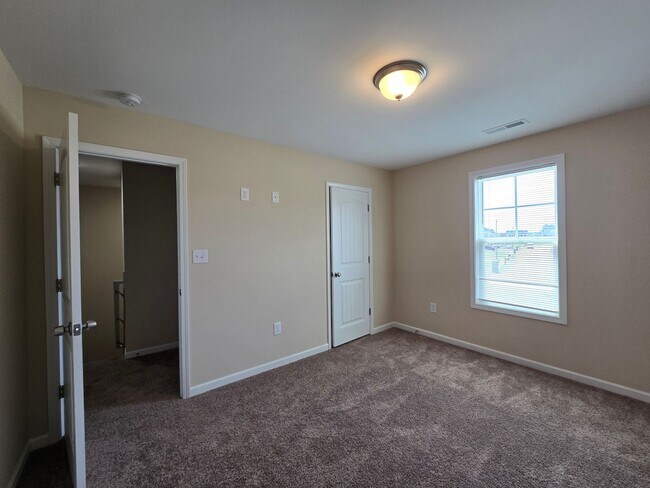 Building Photo - 900 Cedar Glen Dr