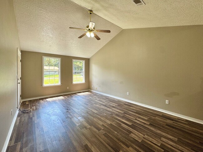 Building Photo - 2/1 Updated Rental Just North of Batesvill...