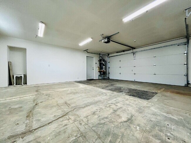 Building Photo - Gorgeous 3 bd, 2.5 ba on 1 acre