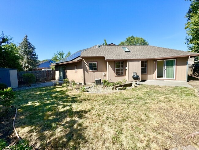 Building Photo - 260 Arnos St