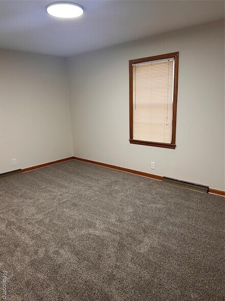 Building Photo - 1136 W Rowland St