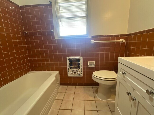 Building Photo - **Available Now** AMAZING 3 bedroom 2 Bath...
