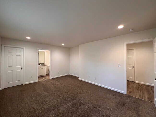 Building Photo - 565-567 Churchill (Duplex)