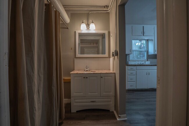 Building Photo - Charming 4 bedroom, 2 bathroom home located in Fayetteville, AR - 6 Month Lease