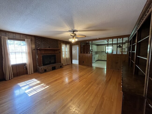 Building Photo - 5625 Potter Rd