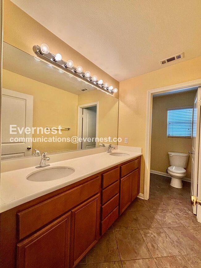 Building Photo - 5 Bed/3.5 Bath Home with Garage / Vouchers Accepted / Available Now!