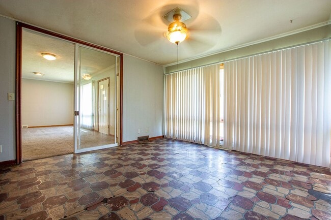 Building Photo - Extremely Spacious 2 Bedroom / 1 Bath Home