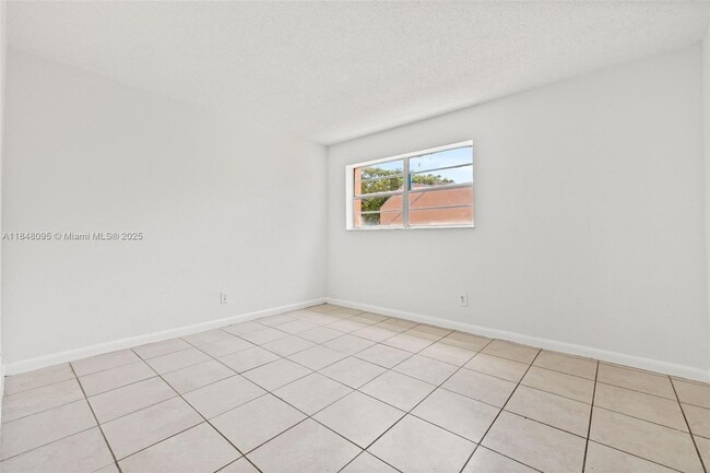 Building Photo - 4045 NW 19th St