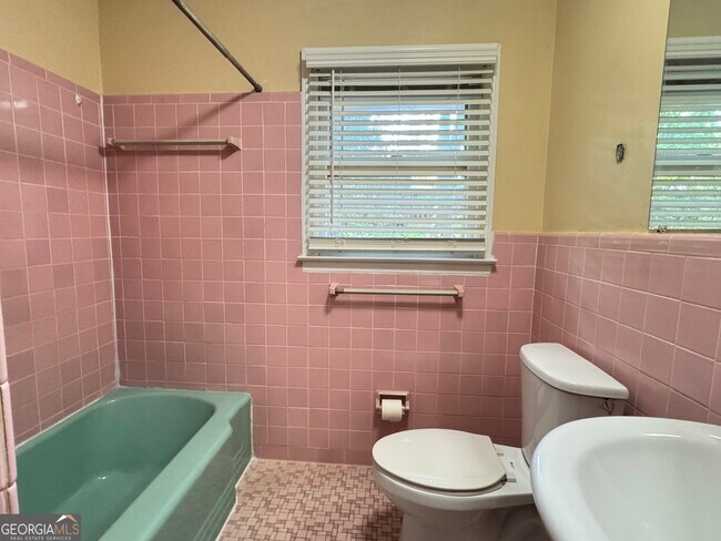 Building Photo - 222 Pineview Dr