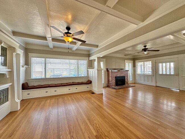 Building Photo - Stunning Craftsman 4 Bd / 2 Bath home in the heart of North Park!!
